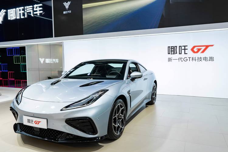 重庆57哪吒汽车在智能汽车领域的表现，领途汽车在新能源汽车市场中的影响力